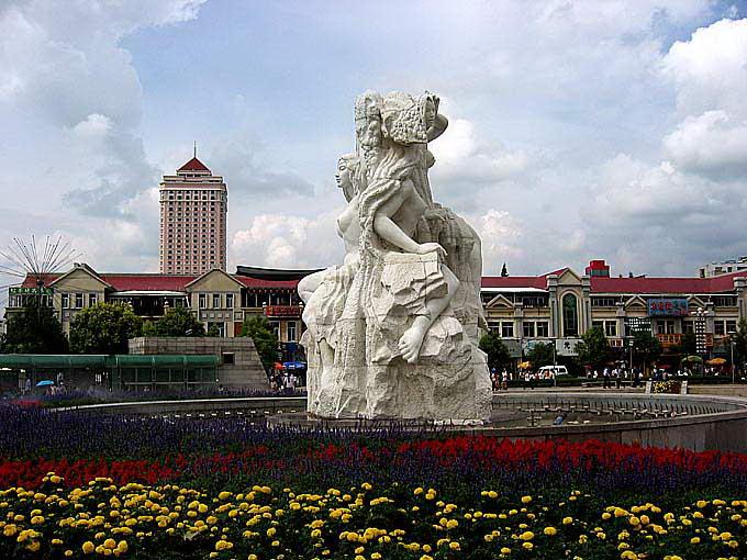 曲靖珠江源广场雕像图片